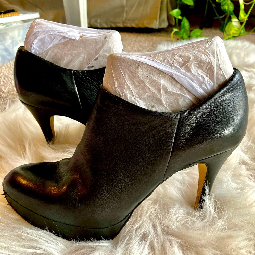 Vince Camuto  black leather kicks  size 7 /37